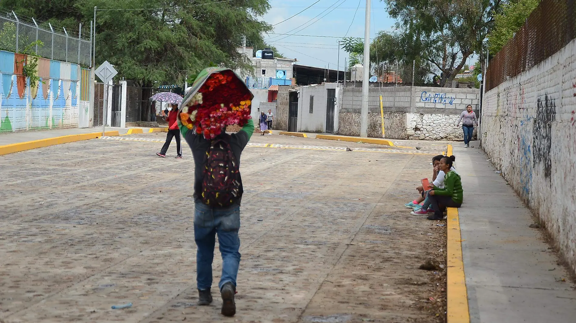 En algunas ocasiones los jóvenes deciden emplearse en el comercio de la vente de rosas.